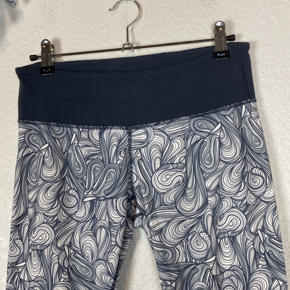 Lululemon Patterned Grey Capris - image 3